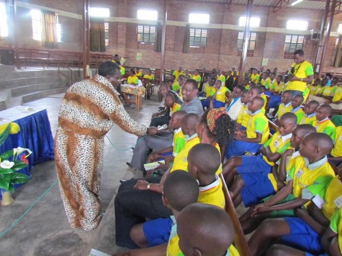 Umwarimu yabazaga buri wese agezeho na Minisitiri ntiyamurenze.