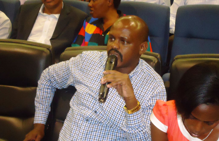 Umucuruzi Nkusi Godfrey mu nama abacuruzi bagiranye na RRA.