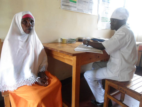 Umwe mu bafungiye muri gereza ya Nyanza basanze ategereje kuvurwa na muganga.