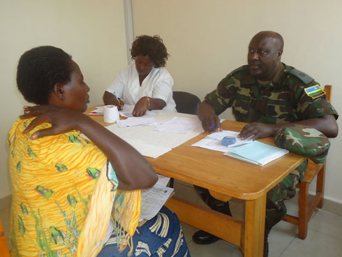 Umwe mu baganga b'inzobere aganira n'umurwayi yari agiye kuvura.