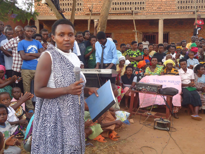 Umwe mu bagize itsinda Icyerekezo yahaye ubuhamya abaturage b'i Ruramira ababwira ko itsinda rye ryarangije kwishyurira abanyamuryango ba ryo imisanzu yose.