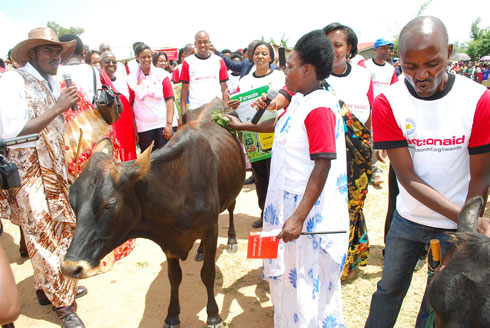 Umwe mu bagore bashyikirijwe inka.