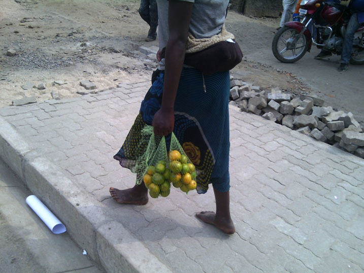 Umwe mu bagore bazunguza imbuto mu Mujyi wa Musanze.