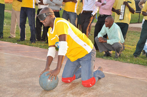 Umwe mu bakinnyi ba MTN wari upfutse amaso agerageza gukina.