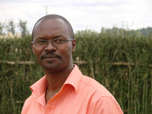 Umwe mu bandikishije ingwate abikoreye kuri banki.