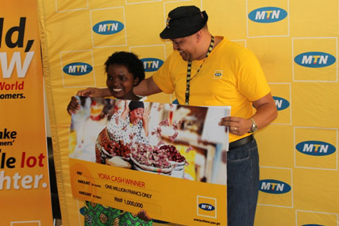 Umwe mu banyamahirwe ashyikirizwa igihembo yatomboye.