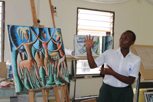 Umwe mu banyeshuri agaragaza ibyo yakozeho mu bugeni mu ishuri rya Nyundo.