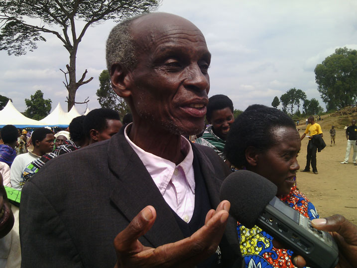 Umwe mu barangije kwiga gusoma, kwandika no kubara aganira n'itangazamukuru.