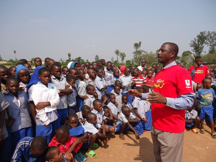 Umwe mu barimu bahuguwe yigisha abana uburyo bwo gukaraba intoki.