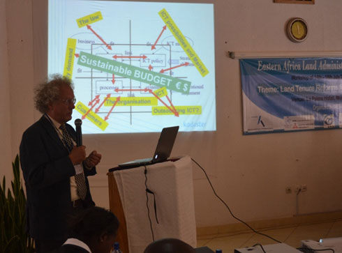 Umwe mu mpuguke atanga ikiganiro.