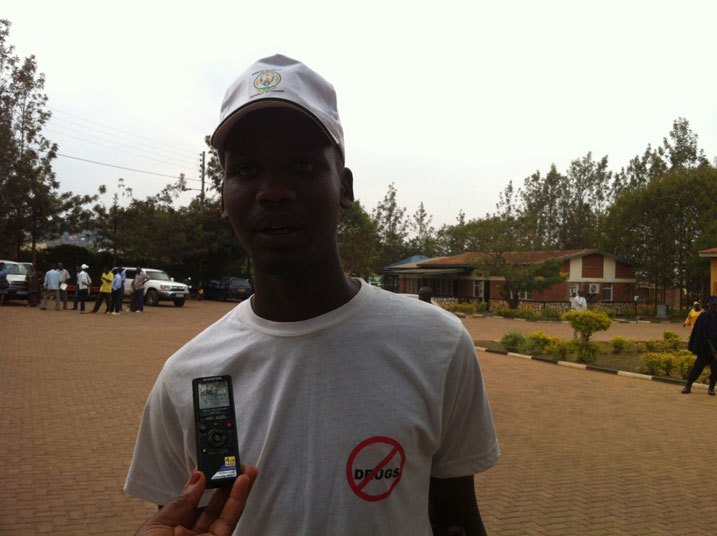 Umwe mu rubyiruko urangije amasomo mu kigo cya i Wawa.