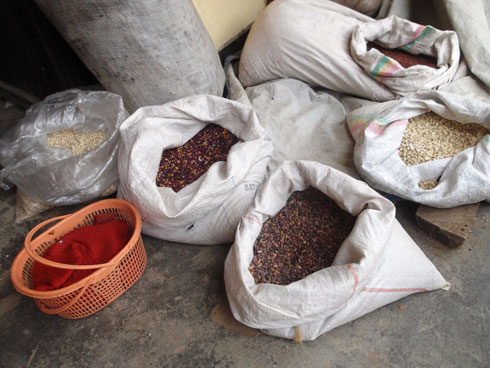 Umwe muri abo bagore yamutesheje amaze kuyoraho ibilo umunani n'igice abishyira mu mufuka yari yitwaje.