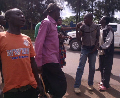 Umwe muri abo bajura agifatwa abaturage bahuruye bitwaje inkoni.