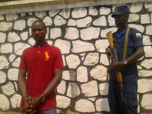 Umwe muri bo witwa Twahirwa Telesphore yafashwe na polisi ubu afungiye kuri station yayo ya Busasamana mu karere ka Nyanza. 