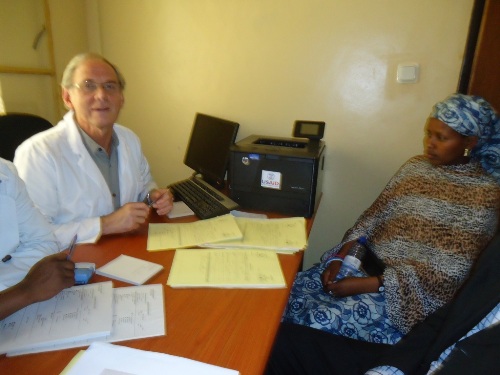 Umwe mu baganga akurikirana umuryango ufite ikibazo.