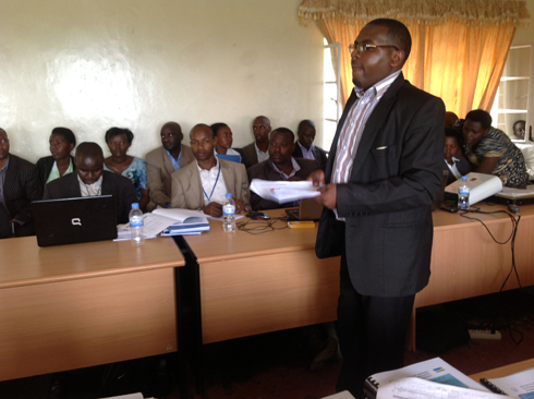 Umwe mu bakozi b'akarere asobanura aho imihigo akurikirana igeze.