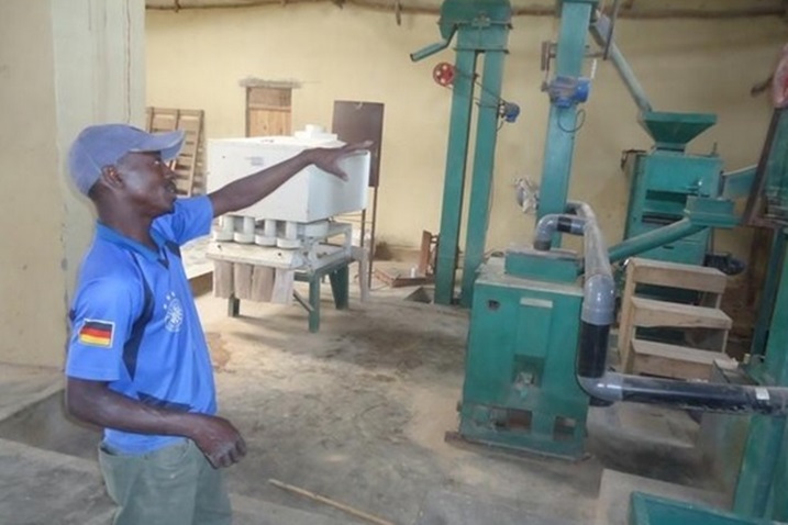 Umwe mu bakozi b'uru ruganda yerekana imashini zarwo.