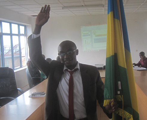 Umwe mu bakozi b'akarere ka Kirehe arahira.