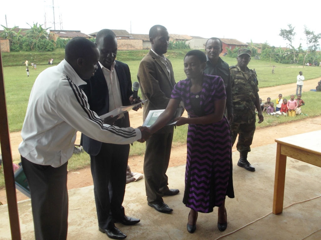 Umwe mu barangije kwiga imyuga ashyikirizwa impamyabumenyi.