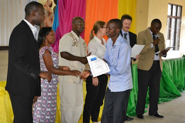 Umwe mu barimu bahuguwe ahabwa impamyabumenyi ye.