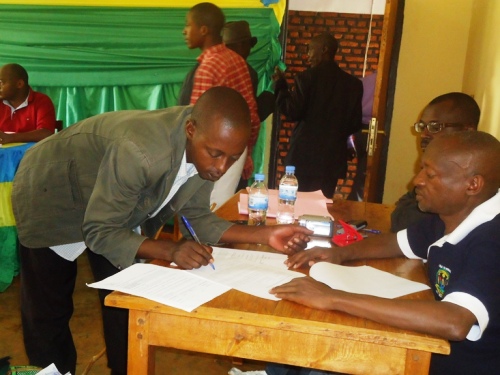 Umwe mu bishyuwe asinyira ko ahawe indishyi y