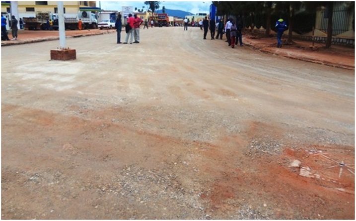 Umwe mu mihanda iri gukorwa rwagati muri Huye.