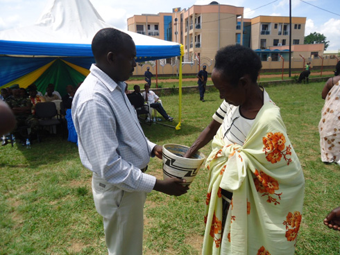 Umwe mu barokotse agiye gutombora inka ari buhabwe.