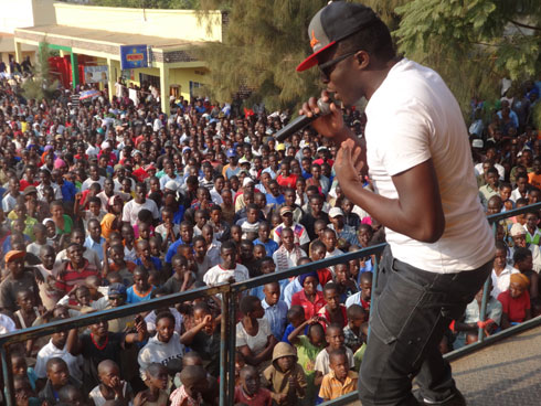 Uncle Austin asusurutsa Abanyenyanza.