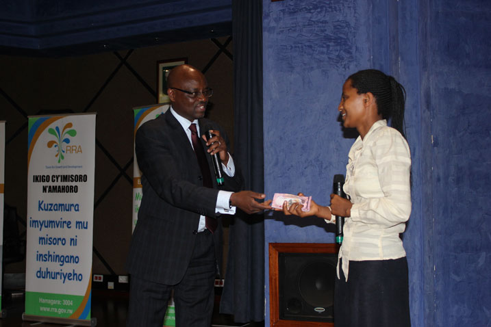 Undi munyamahirwe ashyikirizwa igihembo.