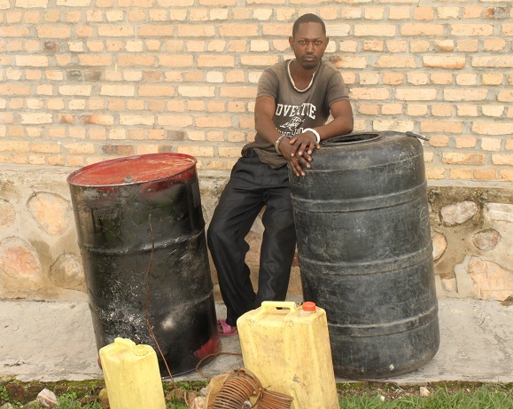 Siborurema ukora inzoga ya kanyanga wanafatanywe igisasu cyo mu bwoko bwa gerenade.