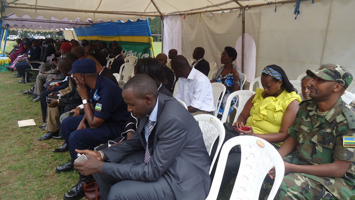 Umubare w'abatumirwa ba kure wendaga kungana n'uw'abayoboke b'amatorero bari bitabiriye.