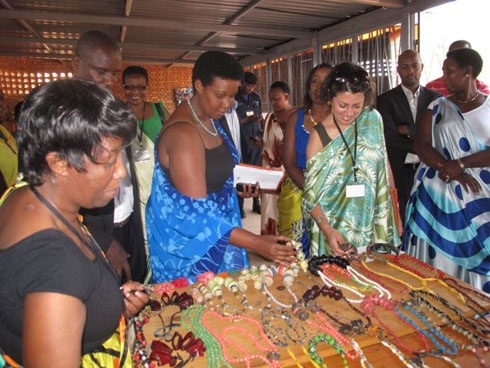 Uretse abigishijwe kubumba amatafari, abandi bigishijwe gukora amasaro mu mpapuro bakayakoramo inigi n