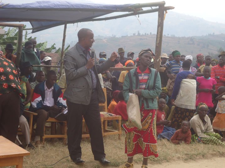 Uru ruhago Kanyanja afite rwuzuyemo impapuro yagiye ageza mu nzego zose z'ubuyobozi asaba kurenganurwa. Uyu bari kumwe ni umuyobozi w'akarere ka Karongi.