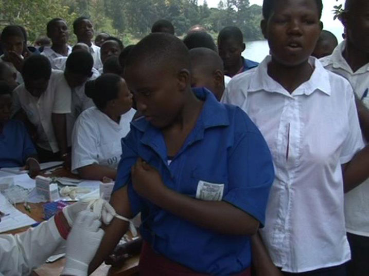 Urubyiruko rufite munsi y'imyaka 20 rwitabiriye ubukangurambaga ku buzima bw'imyororokere bwateguwe na Imbuto Foundation.