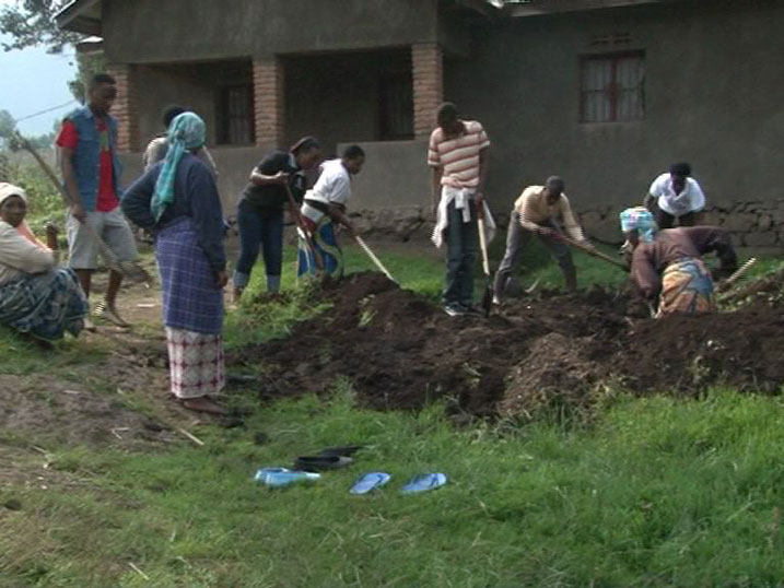 Urubyiruko rugize GAERG ISHAMI FAMILY mu bikorwa byo gucurukura ibyobo by'amazi mu mudugudu wa Kabali.