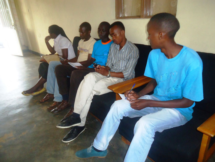 Urubyiruko ruri ku rugerero bategereje ko umuriro uza ngo bohereze ubutumwa bwabo bushimira Perezida Kagame.