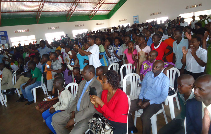 Abafana ba Jay Polly muri Kayonza bari babukereye.