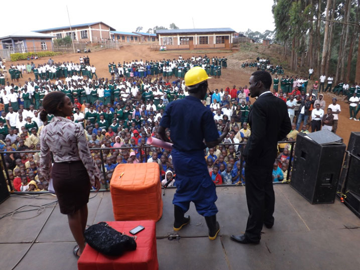 Urubyiruko rwa Mashirika rwereka bagenzi babo akamaro kwiga amashuri y'imyuga n'ubumenyingiro mu makinamico.