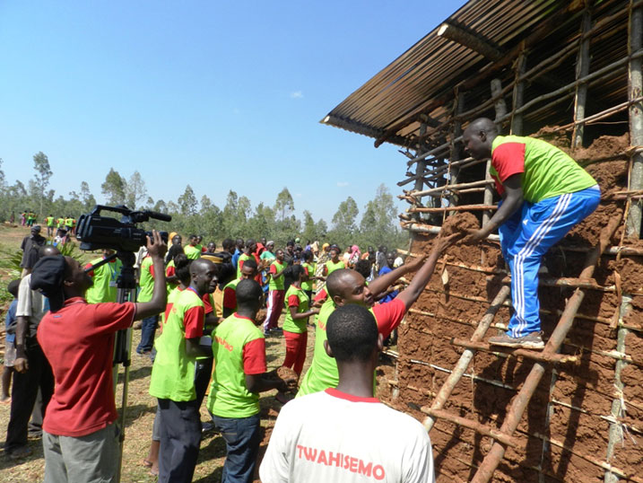 Urubyiruko rwakoranaga imbaraga mu guterura icyondo no kurobeka izi nzu.