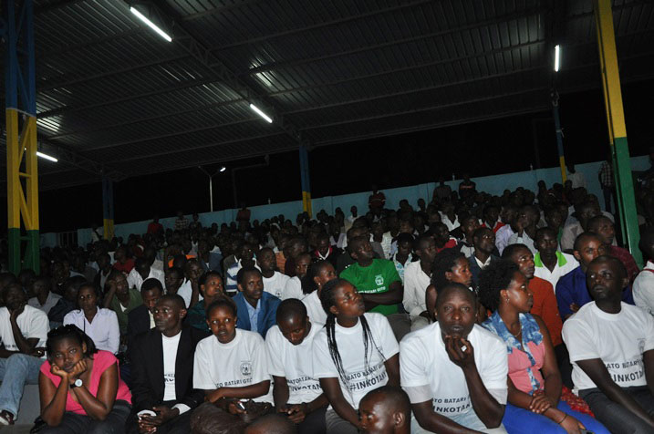 Urubyiruko ruteze amatwi Minisitiri Kabarebe arusobanurira amateka y'urugamba rwo kwibohora.