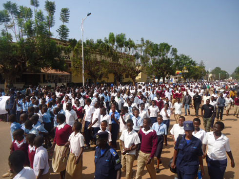 Urubyiruko rwiganjemo urwiga mu mashuri abanza n'ayisumbuye rwitabiriye Police Week i Huye.