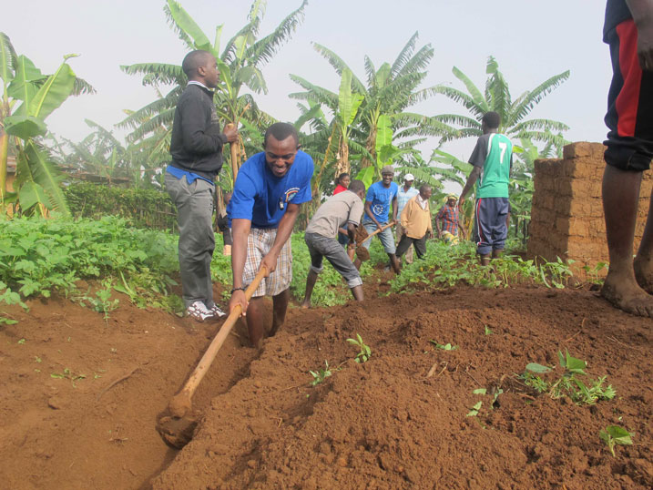 Urubyiruko rwitabiriye umuganda ruri gucukura ahagombaga kubakwa uruzitiro rw'inzu.