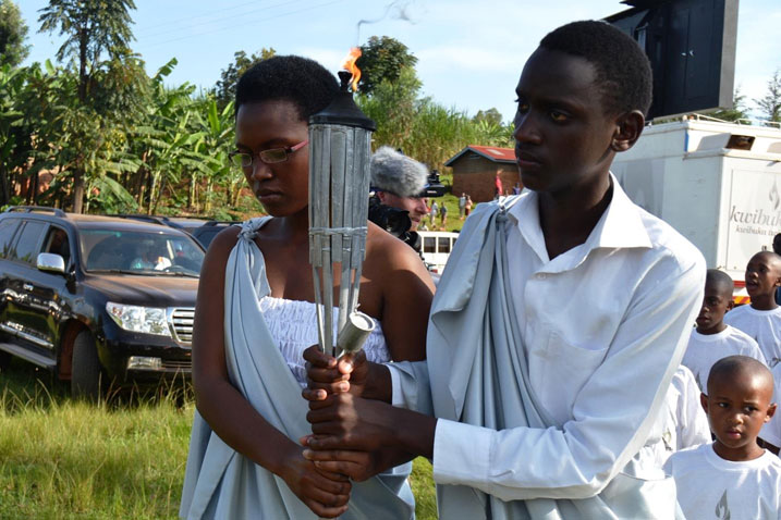 Urubyiruko rwo mu Karere ka Burera rufite urumuri rutazima rwashyikirijwe Akarere ka Gakenke.