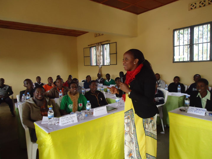 Urubyiruko rwo mu mashuri y'isumbuye yo mu karere ka Gicumbi n'umujyi wa Kigali ruganirizwa ku buzima bw'imyororokere.