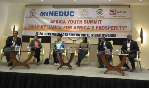 Abageze ku bikorwa by'indashyikirwa bakiri bato batanze ibiganiro ku rubyiruko, bajya inama ko nabo bagifite amahirwe yo kwiteza imbere.