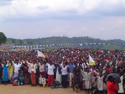 Urubyiruko rwitabiriye urugendo rutagatifu ngo ruboneraho gusengera hamwe no gusangira ubuzima.