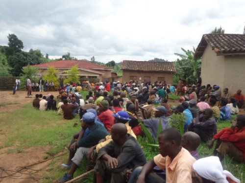 Urubyiruko hamwe n'ababyeyi b'i Maraba bari bitabiriye igikorwa cyo gutangiza ukwezi ku rubyiruko.