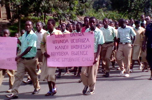 Urubyiruko rw'abanyeshuri rwabanje gukora urugendo rwo kwamaga ibiyobyabwenge.