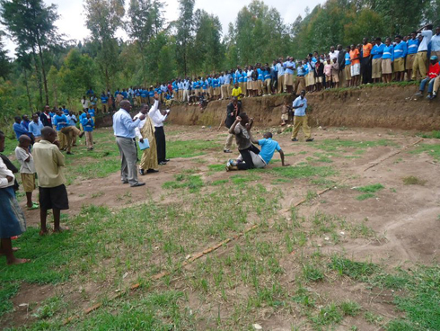 Urubyiruko rwakinnye imikino ya kera harimo no gukirana.