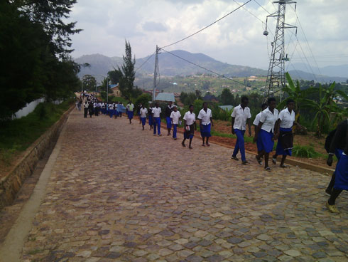 Urugendo rwitabiriwe n'abanyeshuri, abarezi n'abagize koperative "Twite ku bana Gasaka".